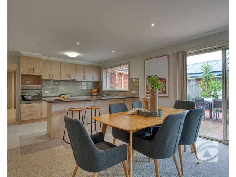 9 Ben Hall Street, Cranbourne East VIC 3977