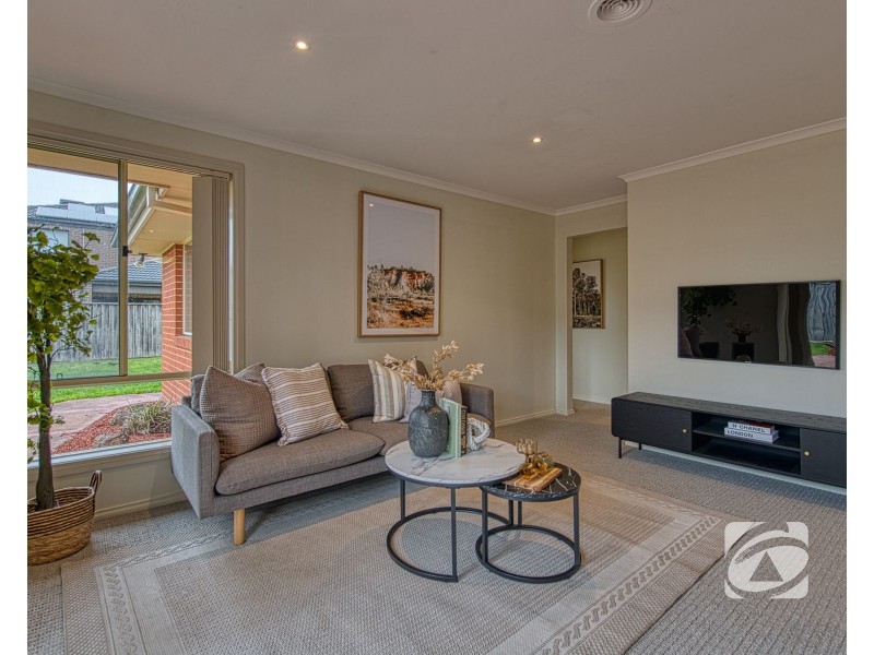 9 Ben Hall Street, Cranbourne East VIC 3977