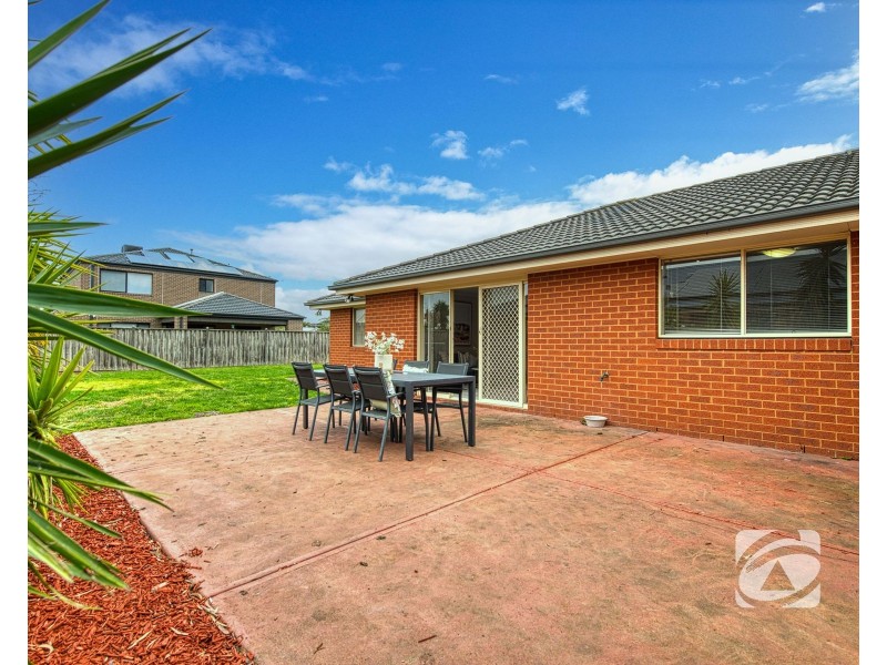 9 Ben Hall Street, Cranbourne East VIC 3977