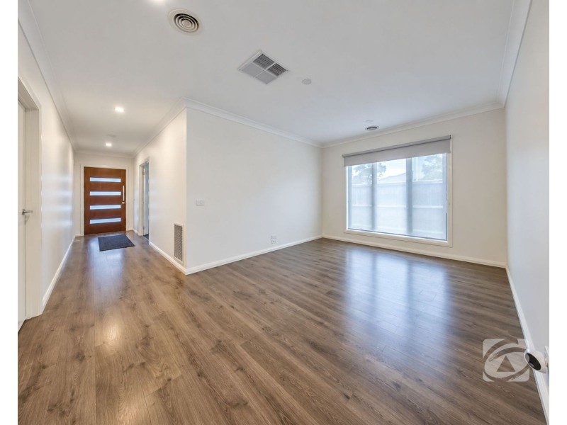 25 Dewhurst Circuit, Cranbourne East VIC 3977
