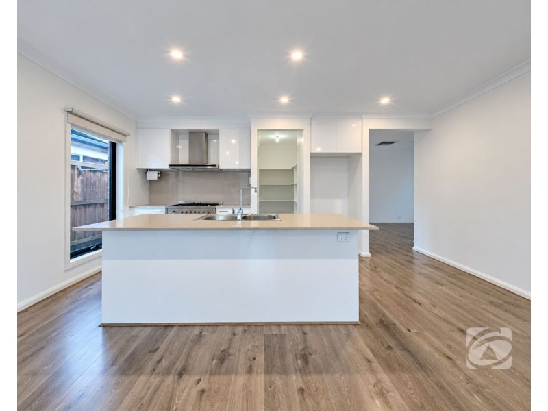 25 Dewhurst Circuit, Cranbourne East VIC 3977