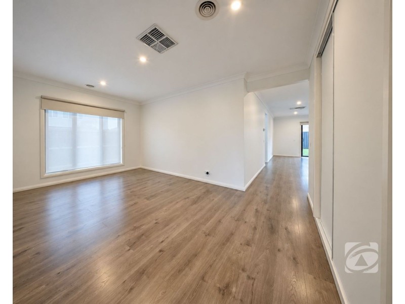 25 Dewhurst Circuit, Cranbourne East VIC 3977