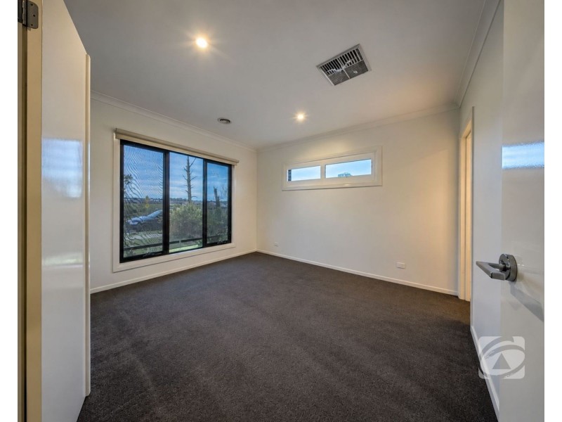 25 Dewhurst Circuit, Cranbourne East VIC 3977