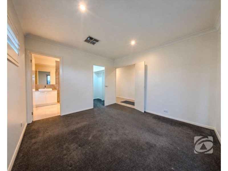25 Dewhurst Circuit, Cranbourne East VIC 3977