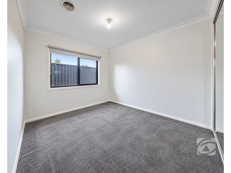 25 Dewhurst Circuit, Cranbourne East VIC 3977