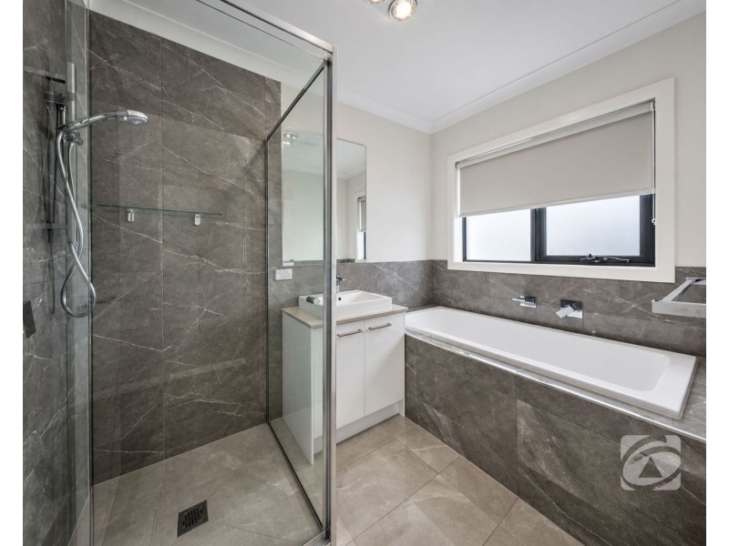 25 Dewhurst Circuit, Cranbourne East VIC 3977