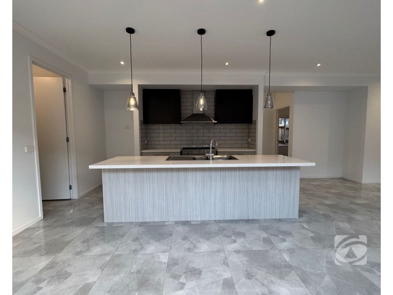 6 Hoosier Road, Clyde North VIC 3978