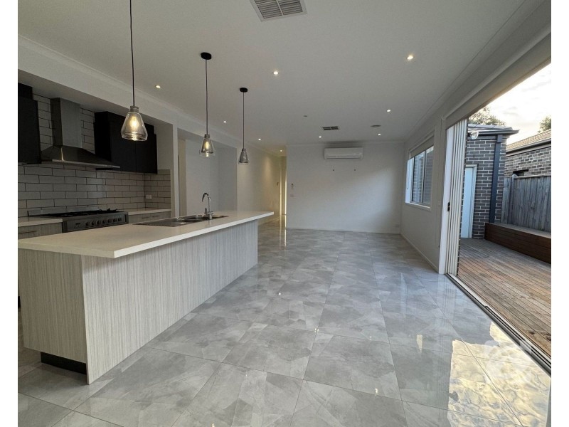 6 Hoosier Road, Clyde North VIC 3978