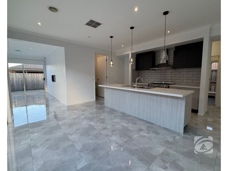 6 Hoosier Road, Clyde North VIC 3978