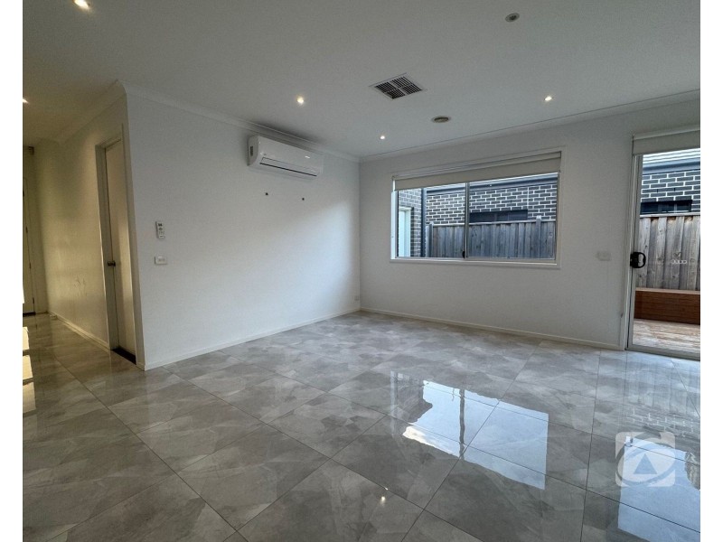 6 Hoosier Road, Clyde North VIC 3978