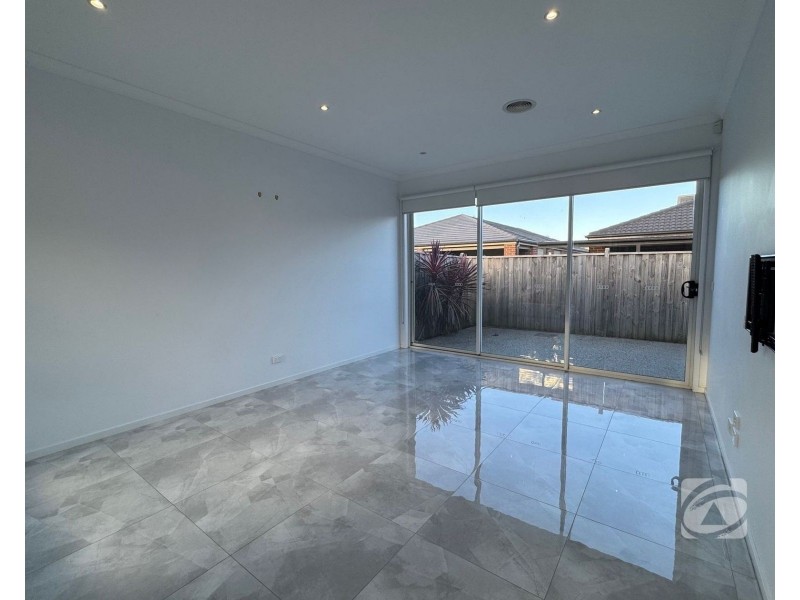 6 Hoosier Road, Clyde North VIC 3978