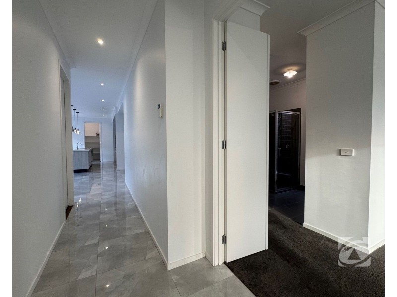 6 Hoosier Road, Clyde North VIC 3978