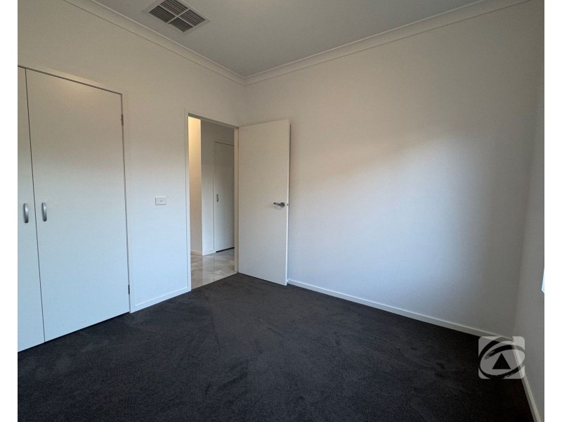 6 Hoosier Road, Clyde North VIC 3978