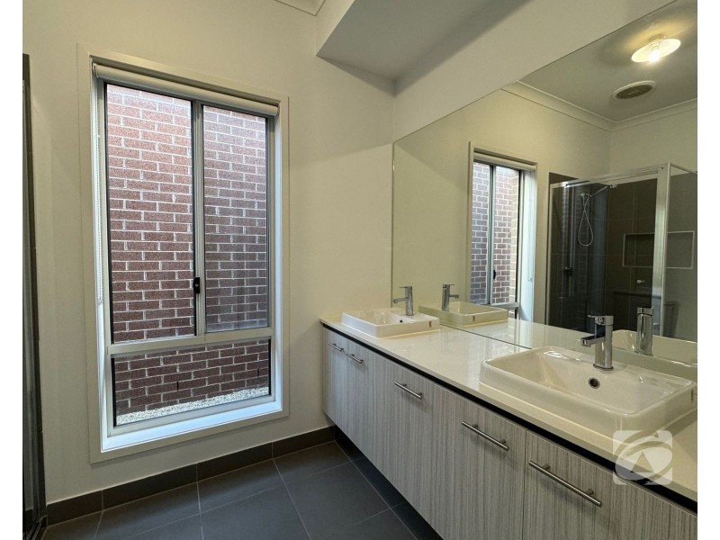 6 Hoosier Road, Clyde North VIC 3978