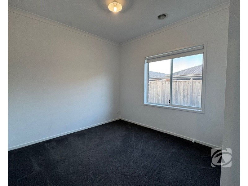 6 Hoosier Road, Clyde North VIC 3978