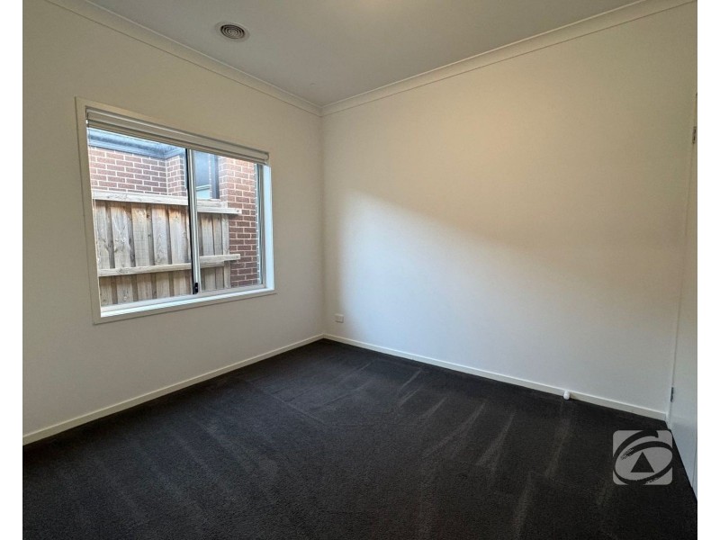 6 Hoosier Road, Clyde North VIC 3978