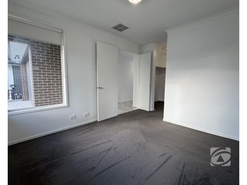 6 Hoosier Road, Clyde North VIC 3978