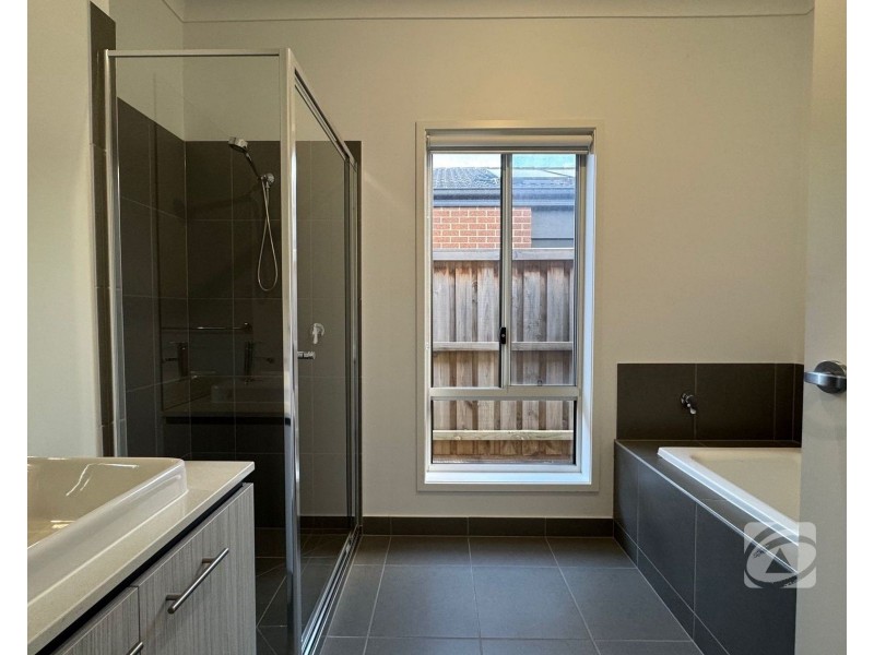 6 Hoosier Road, Clyde North VIC 3978