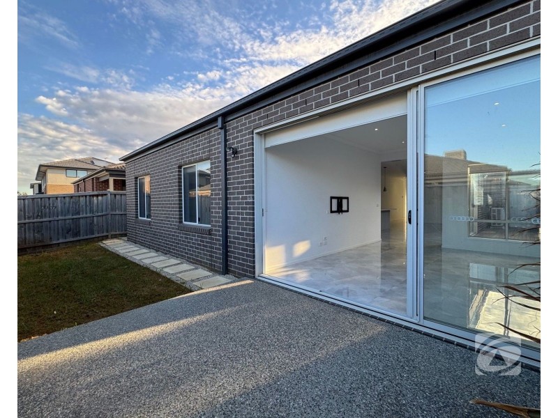 6 Hoosier Road, Clyde North VIC 3978