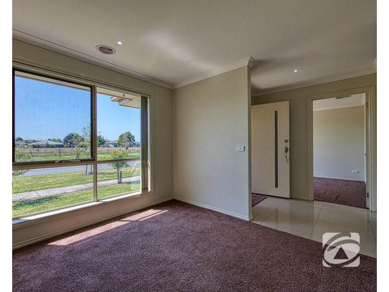 10 Greendale Boulevard, Pakenham VIC 3810