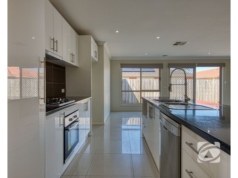 10 Greendale Boulevard, Pakenham VIC 3810