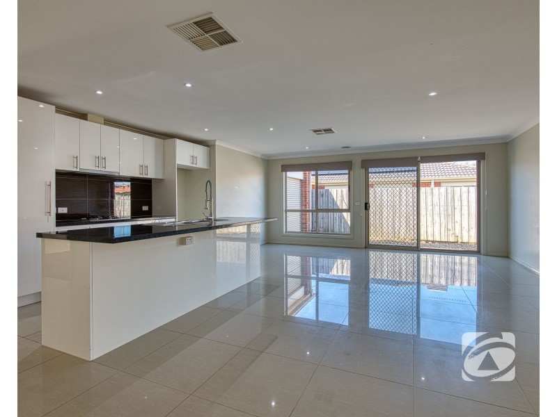 10 Greendale Boulevard, Pakenham VIC 3810