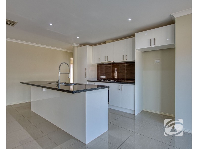 10 Greendale Boulevard, Pakenham VIC 3810