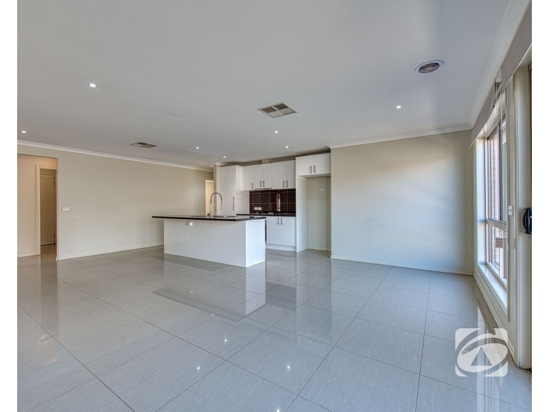 10 Greendale Boulevard, Pakenham VIC 3810