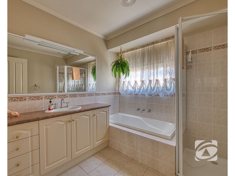 6 Jamieson Way, Berwick VIC 3806