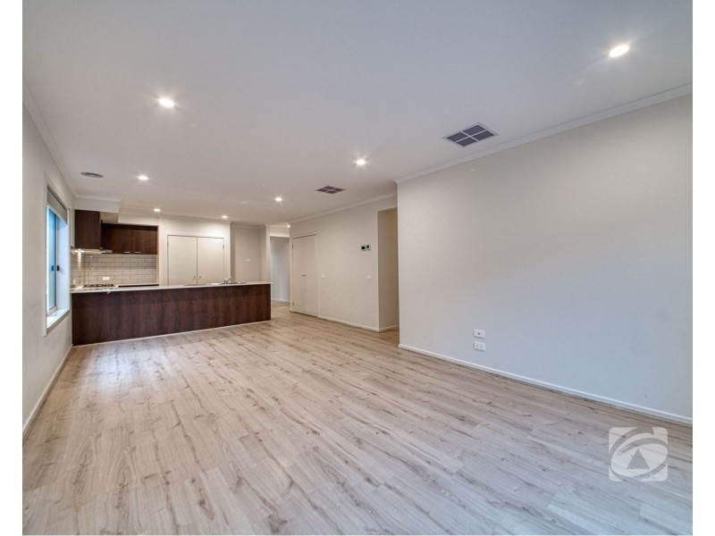 15 Caravan Parade, Berwick VIC 3806