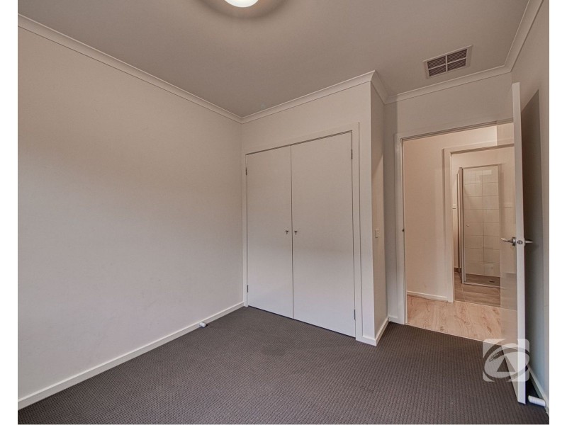 15 Caravan Parade, Berwick VIC 3806