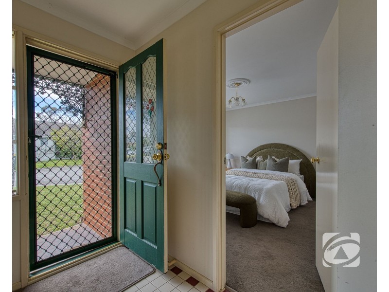 8 Emma Court, Berwick VIC 3806