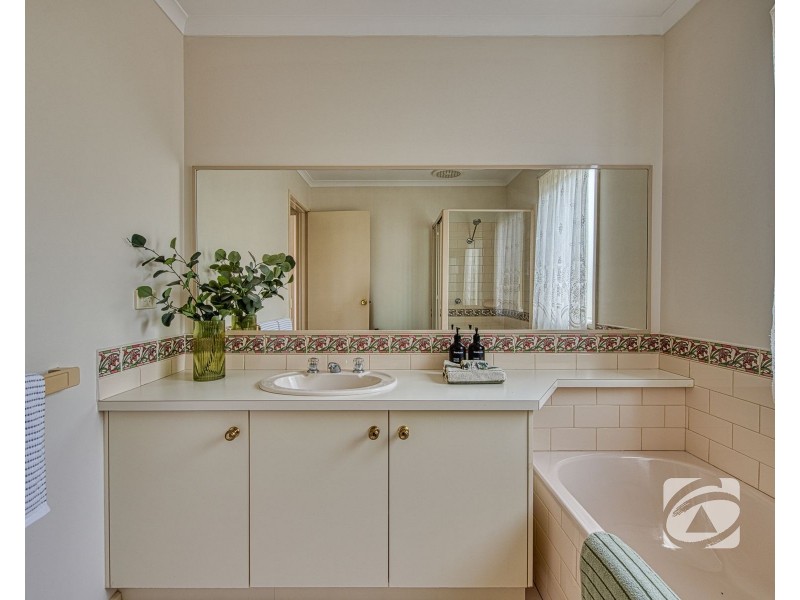 8 Emma Court, Berwick VIC 3806