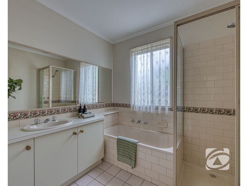 8 Emma Court, Berwick VIC 3806