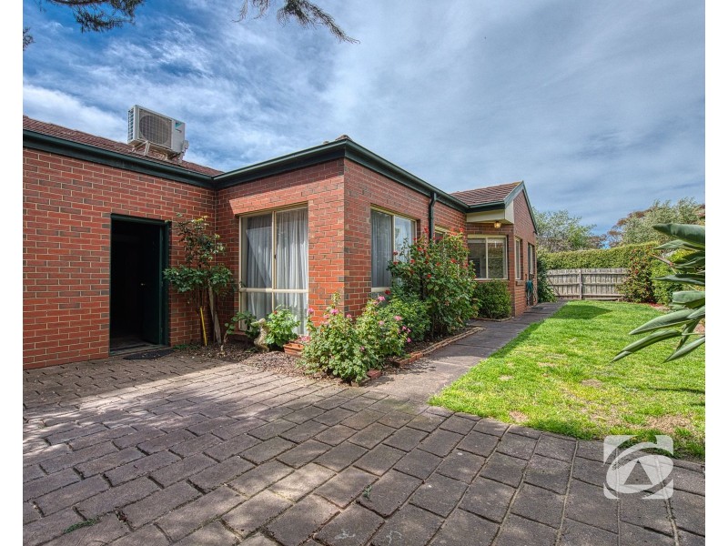 8 Emma Court, Berwick VIC 3806