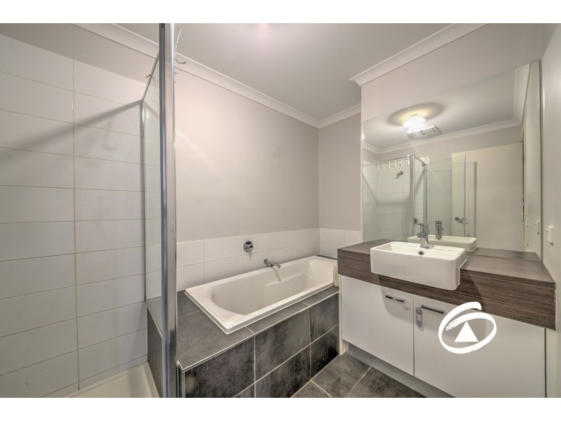 42/23 Atlantic Drive, Pakenham VIC 3810