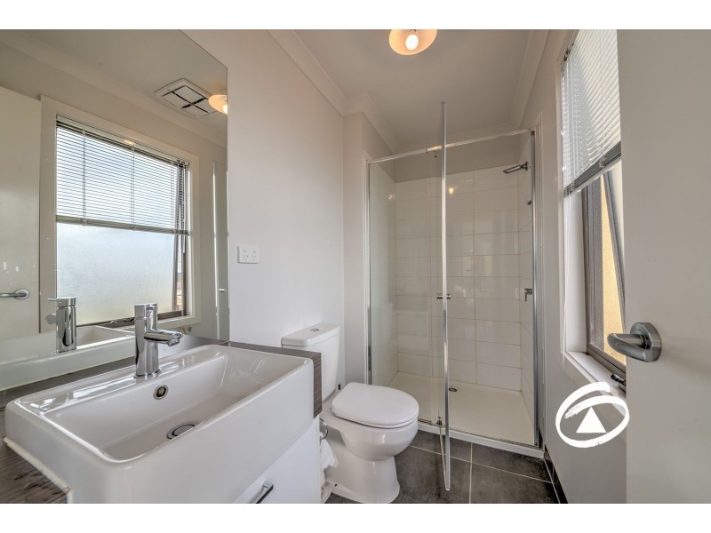 42/23 Atlantic Drive, Pakenham VIC 3810