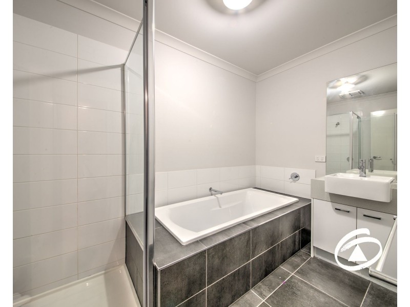 16/23 Atlantic Drive, Pakenham VIC 3810