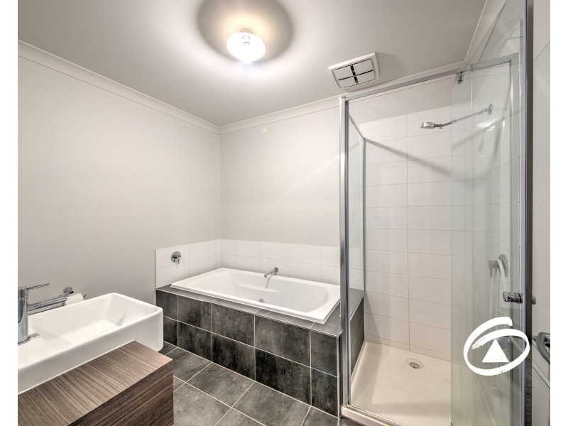 30/23 Atlantic Drive, Pakenham VIC 3810