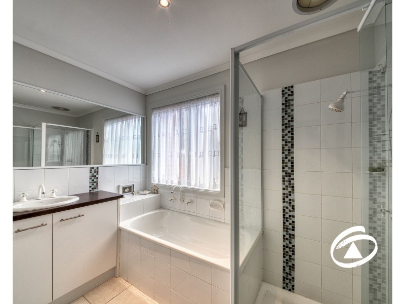 10 Johnsons Place, Pakenham VIC 3810