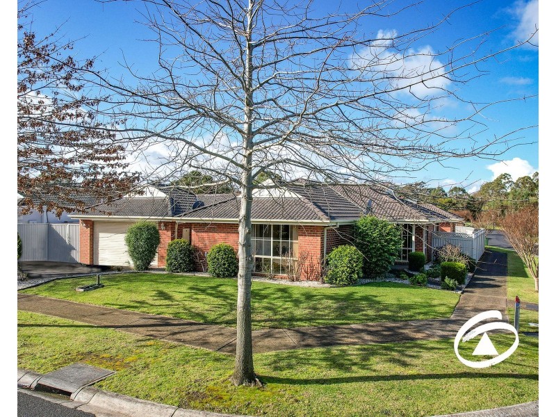33 Oaklands Way, Pakenham VIC 3810