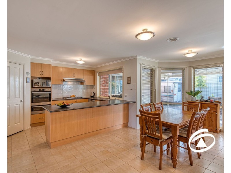 33 Oaklands Way, Pakenham VIC 3810