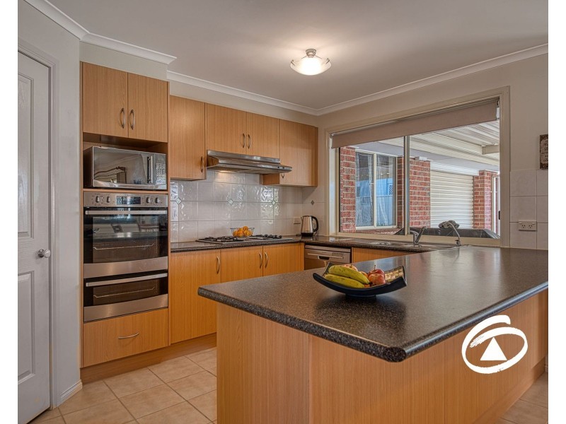 33 Oaklands Way, Pakenham VIC 3810