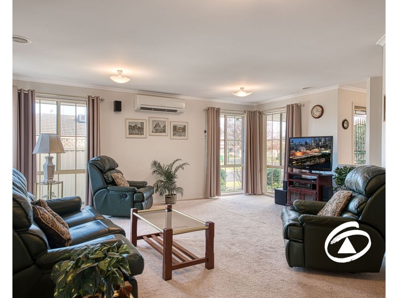 33 Oaklands Way, Pakenham VIC 3810