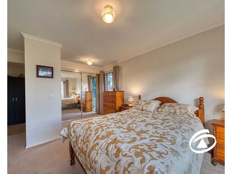 33 Oaklands Way, Pakenham VIC 3810