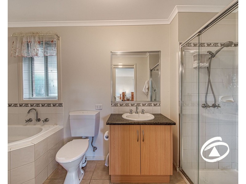 33 Oaklands Way, Pakenham VIC 3810