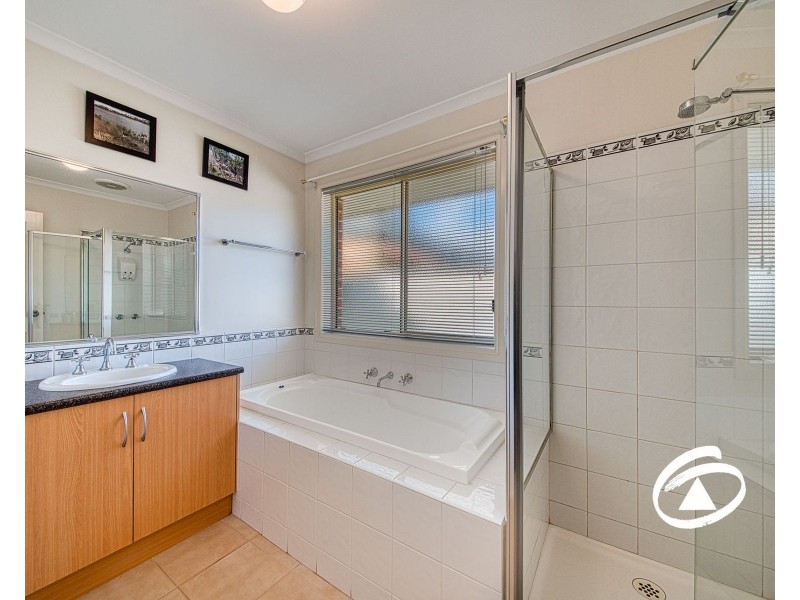 33 Oaklands Way, Pakenham VIC 3810