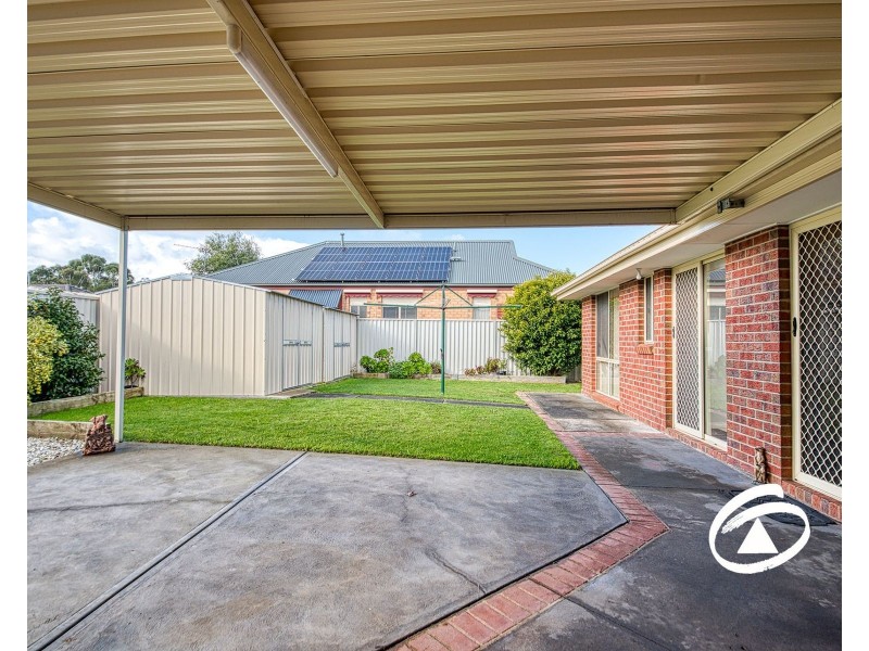 33 Oaklands Way, Pakenham VIC 3810