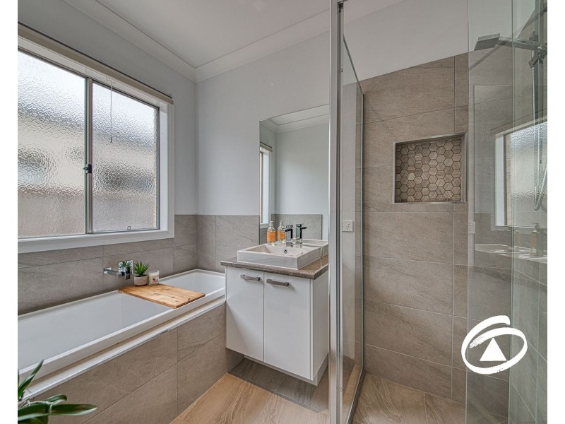 17 Bowood Street, Officer VIC 3809