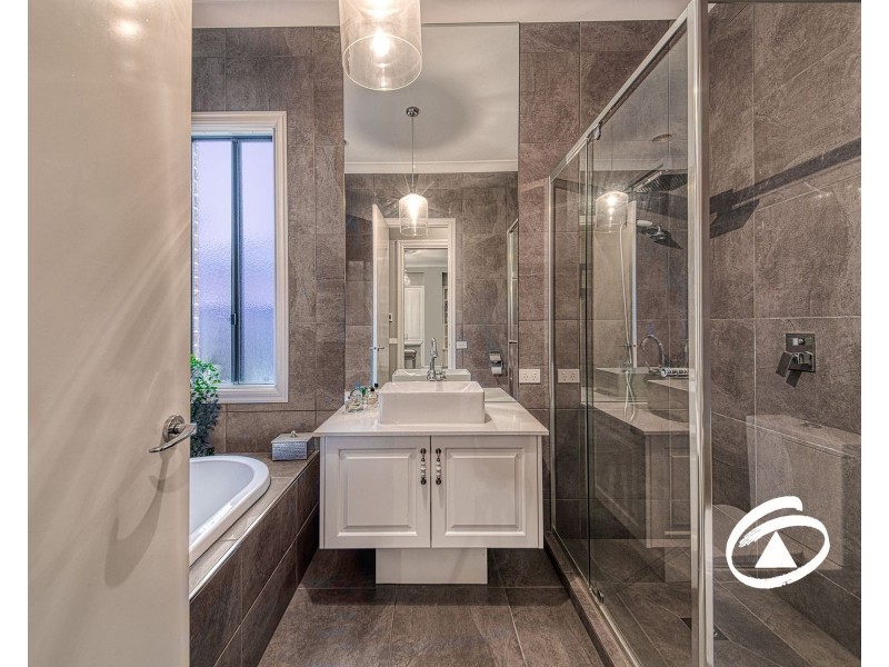 8 Maggiore Crescent, Pakenham VIC 3810